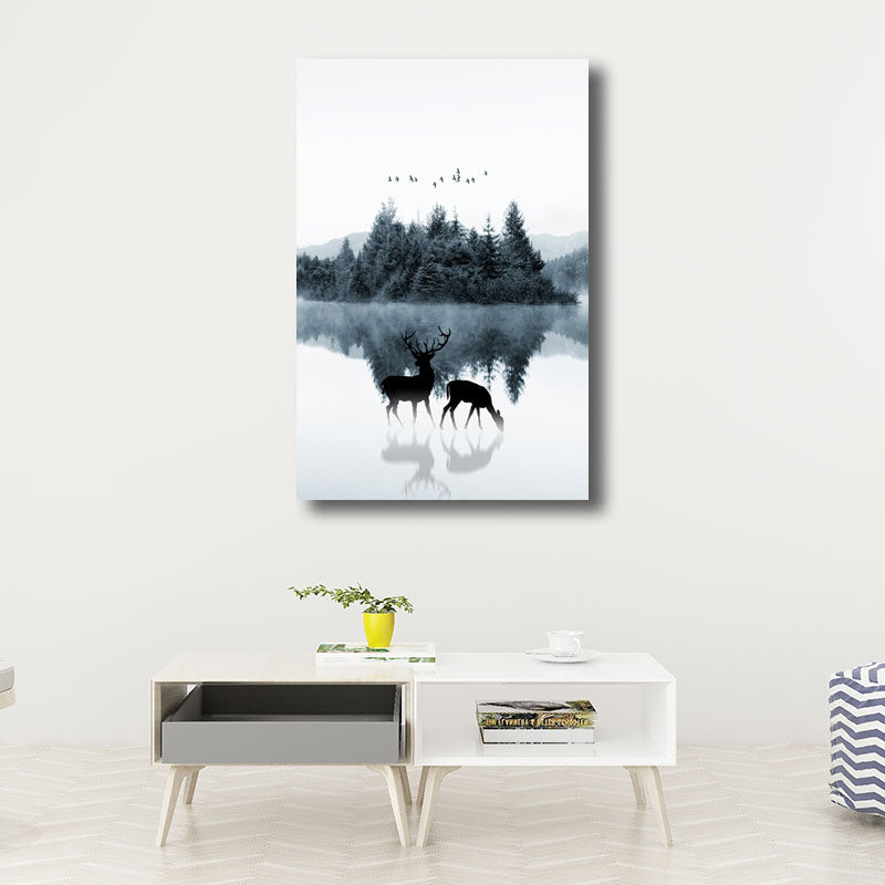 Brehn | Reflexion Wanddekoration Zeitgenössische Beruhigende Rehe und Wald Leinwanddrucke in Blau für das Gästezimmer