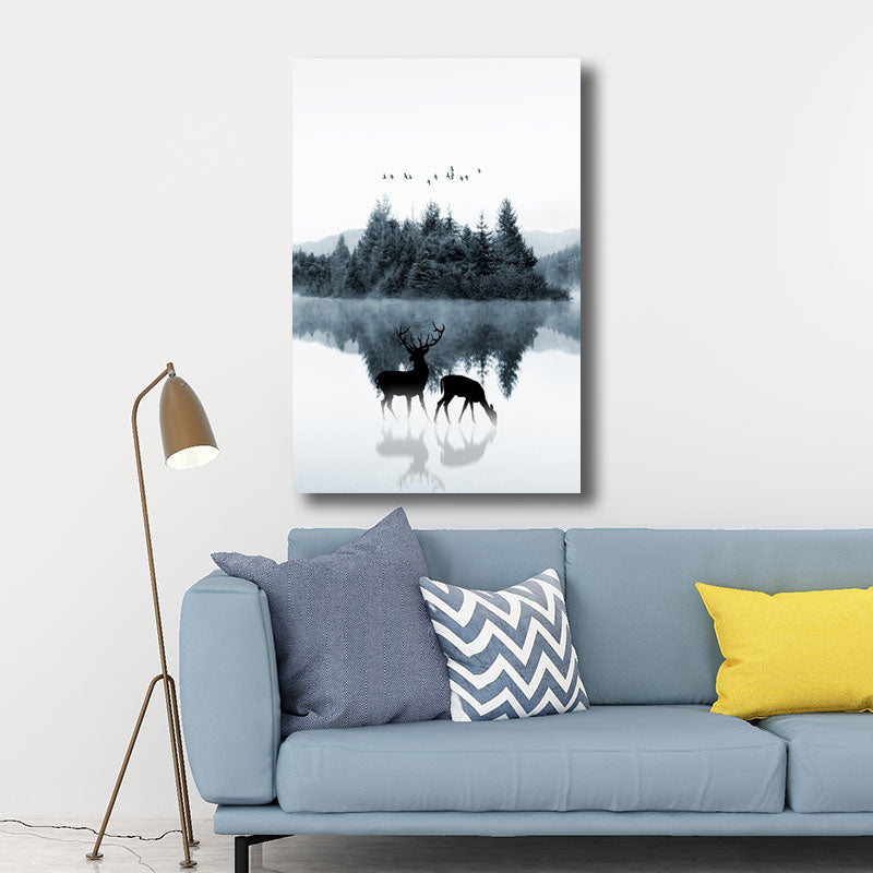 Brehn | Reflexion Wanddekoration Zeitgenössische Beruhigende Rehe und Wald Leinwanddrucke in Blau für das Gästezimmer
