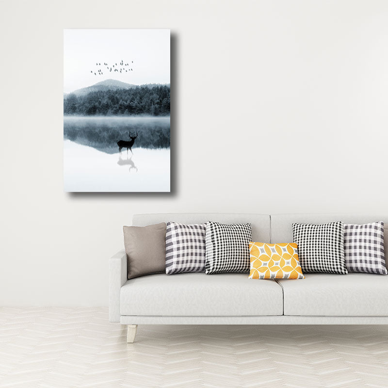 Brehn | Reflexion Wanddekoration Zeitgenössische Beruhigende Rehe und Wald Leinwanddrucke in Blau für das Gästezimmer