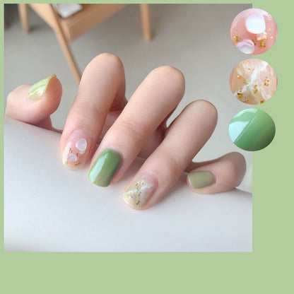 Kunstvolle Nagelverlängerungen mit elegantem Blattmuster Brehn