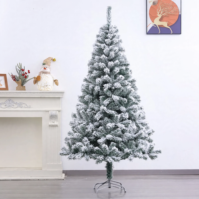 Künstlicher Weihnachtsbaum mit Beflockung
