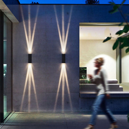 Moderne LED-Wandleuchte mit zwei Leuchtenköpfen und Aluminiumlinse für den Außenbereich.