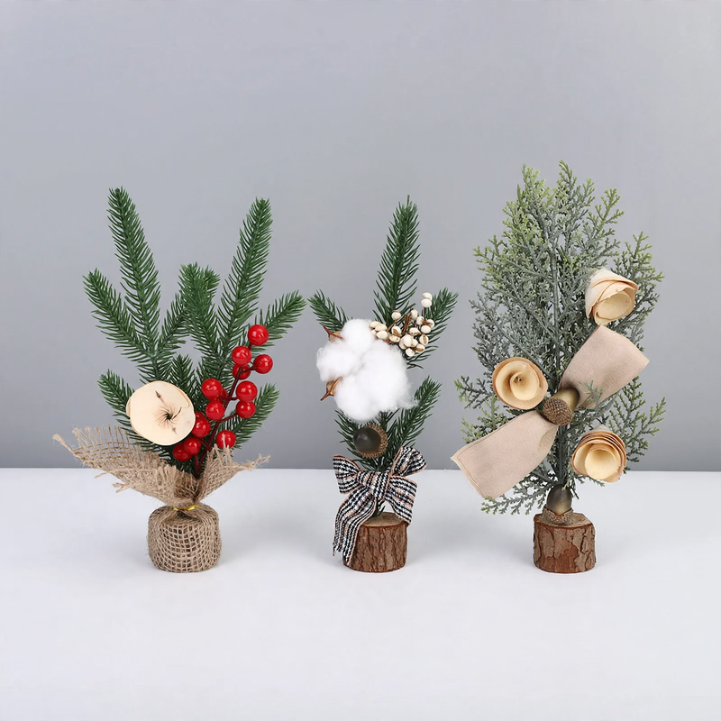 Mini-Weihnachtsbaum-Tischdekoration mit Tannenzapfen
