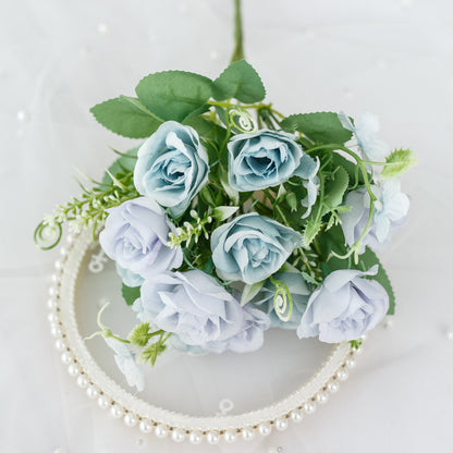Realistischer künstlicher Rosenstrauß