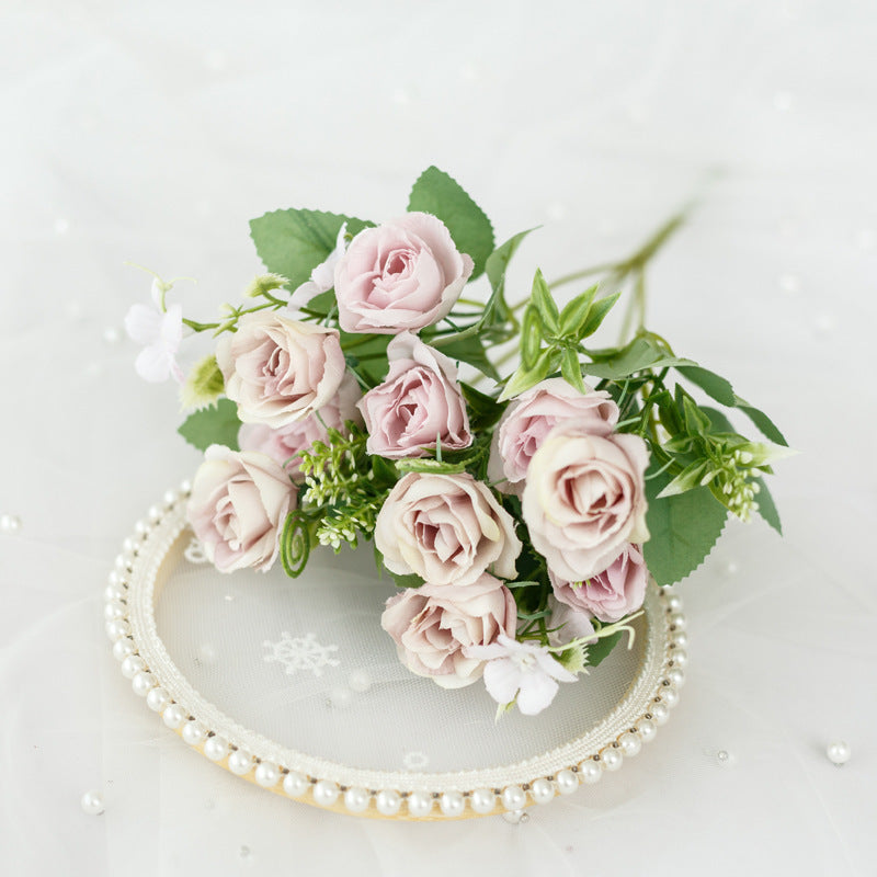 Realistischer künstlicher Rosenstrauß