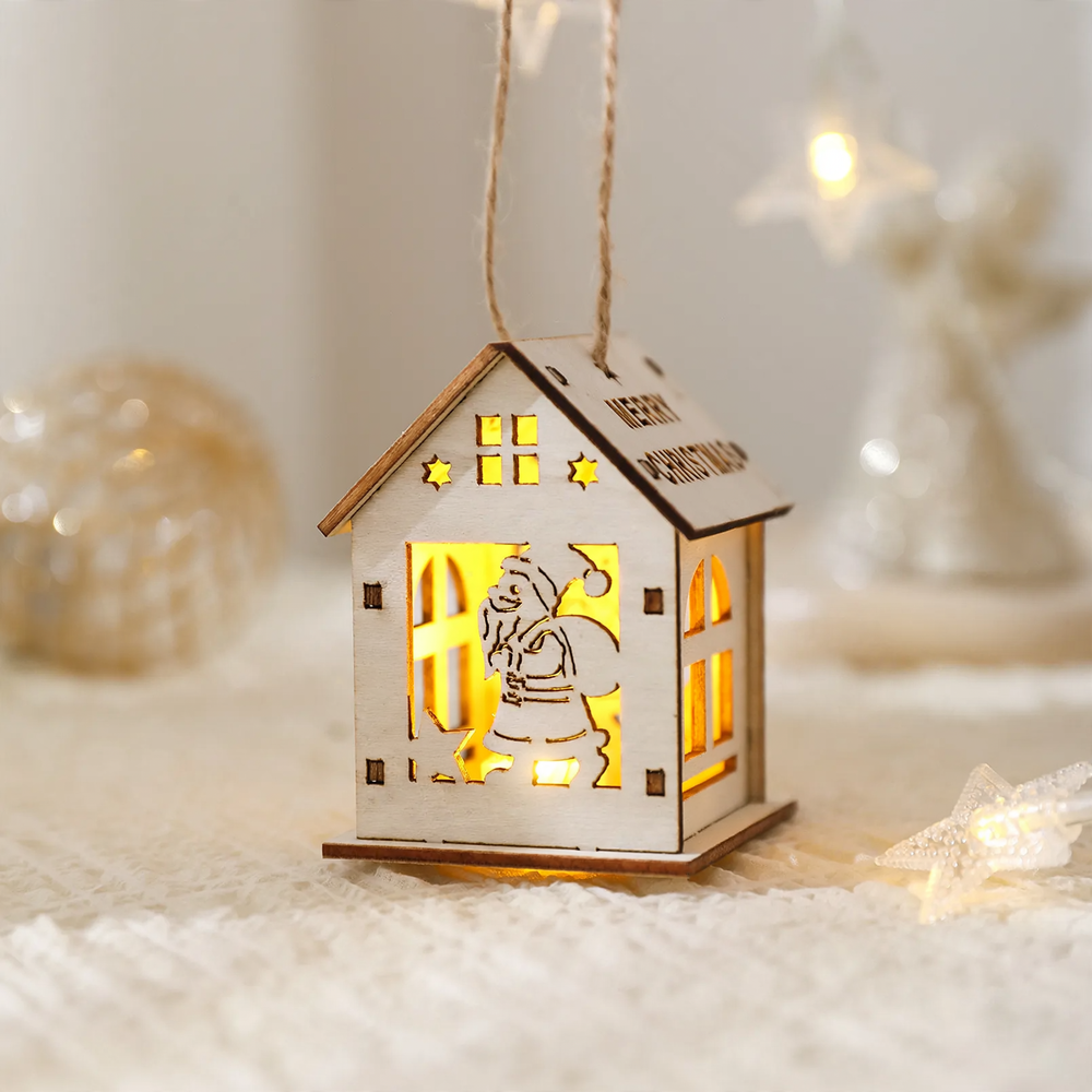 Beleuchtetes Holzhaus als Weihnachtsdekoration