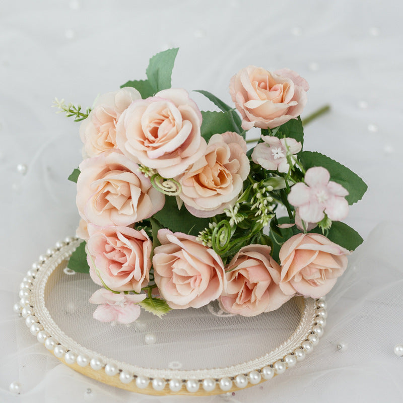 Realistischer künstlicher Rosenstrauß