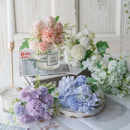 Lebensnahe Lavendel Blumenarrangement