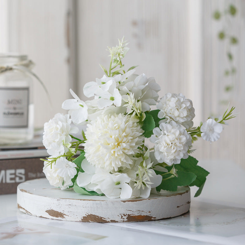 Lebensnahe Lavendel Blumenarrangement