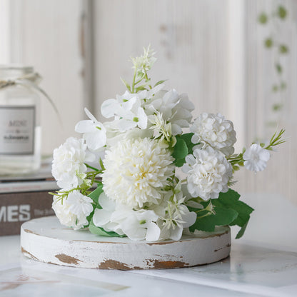 Lebensnahe Lavendel Blumenarrangement