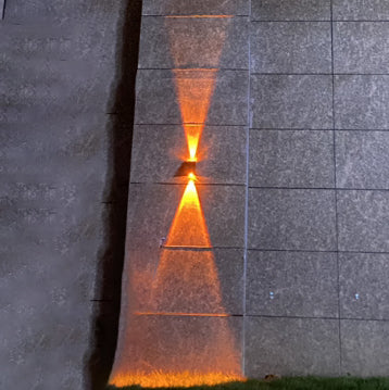 Einfache, trapezförmige, wasserdichte LED-Wandleuchte für den Außenbereich mit nach oben und unten gerichteter Leuchte.