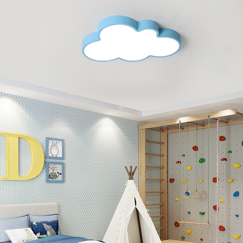 Kinderfreundliche Deckenleuchte im Wolken-Design