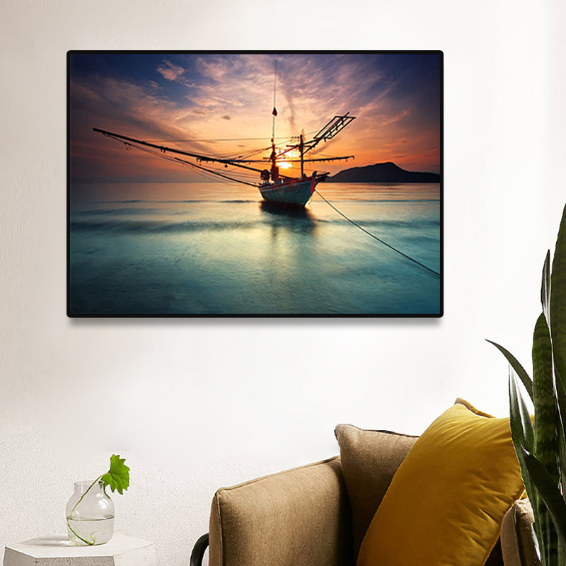 Brehn | Sunset Glow Zeilboot Canvas Print Moderne Poëtische Zeegezicht Wandkunst in Blauw voor Thuis