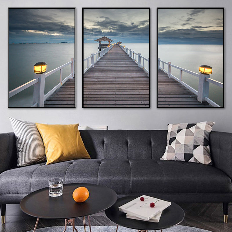 Brehn | Seaside Bridge Scene Art Print Moderne Canvas Multi-Piece Schilderij in Zachte Kleur, Set van Drie