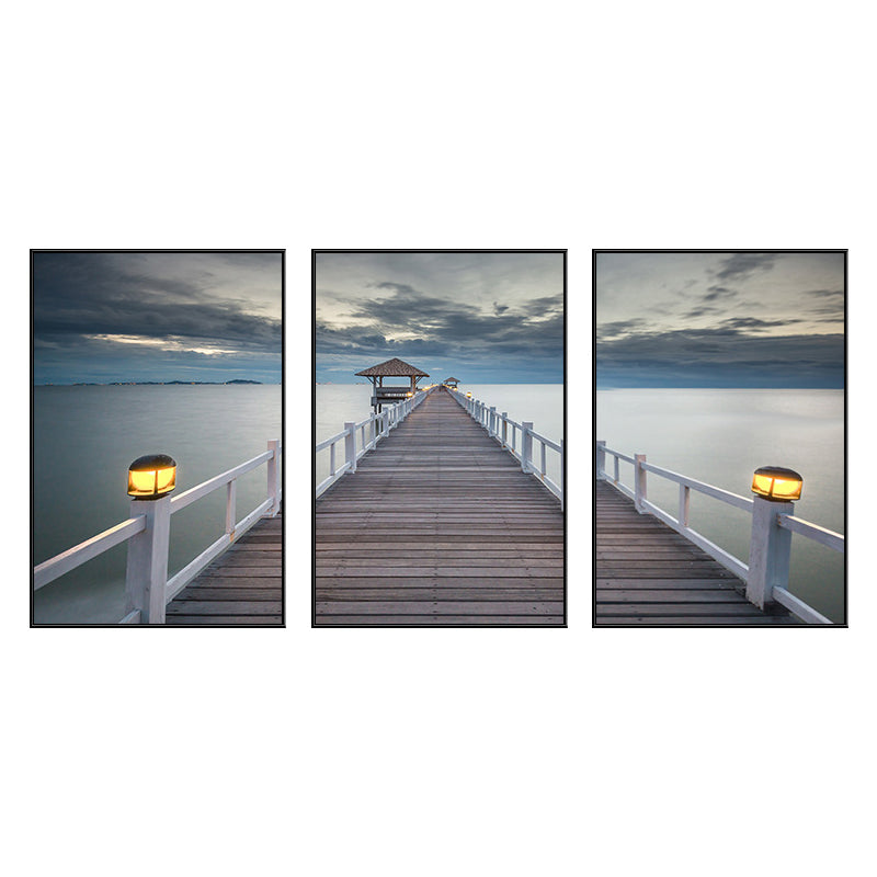 Brehn | Seaside Bridge Scene Art Print Moderne Canvas Multi-Piece Schilderij in Zachte Kleur, Set van Drie