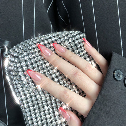 Kunstvolle Nagelverlängerungen im Stiletto-Stil Brehn