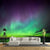 Brehn | Draping Aurora über dem See Mural Wallpaper Lila-Grün Skandinavische Wanddekoration für Wohnzimmer