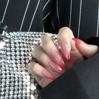 Kunstvolle Nagelverlängerungen im Stiletto-Stil Brehn