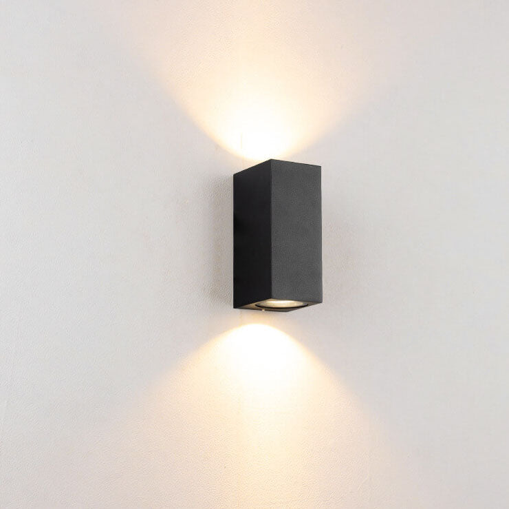 Moderne, schlichte, wasserdichte 2-flammige Wandleuchte aus Aluminium und Glas im Zylinderdesign für den Außenbereich