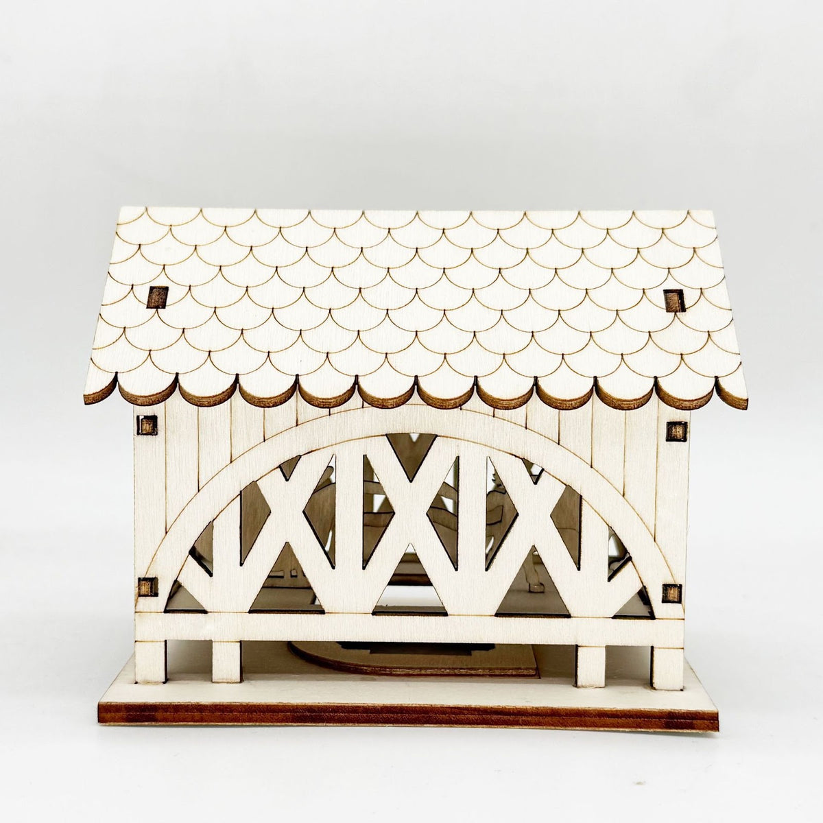 Beleuchtetes Holzhaus mit Brücke