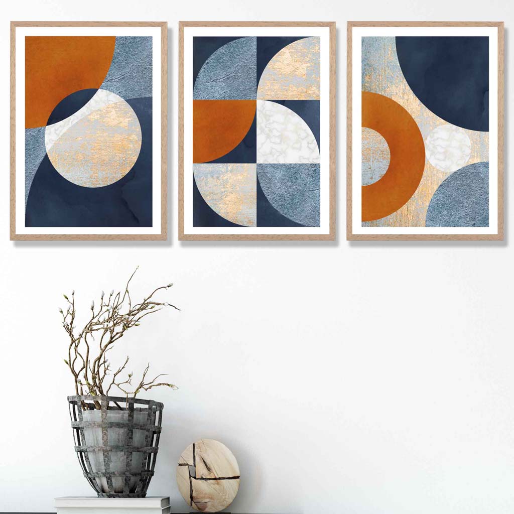 Abstraktes geometrisches Set aus 3 gerahmten Kunstdrucken in Marineblau, Orange und Gold