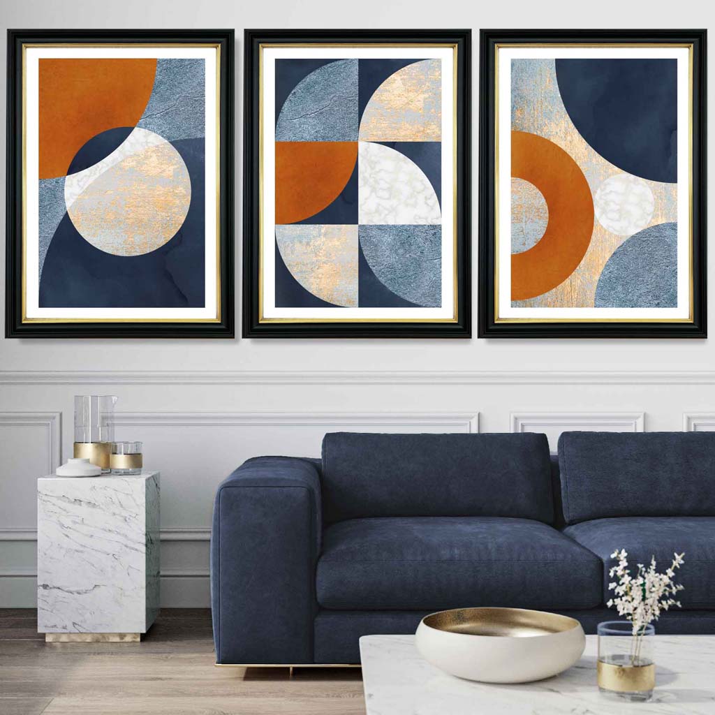 Abstraktes geometrisches Set aus 3 gerahmten Kunstdrucken in Marineblau, Orange und Gold