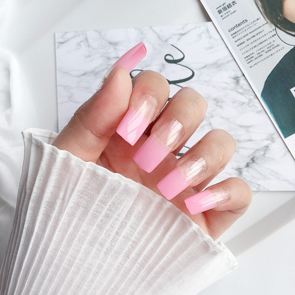 Kunstnägel im modernen French Tip Design Brehn