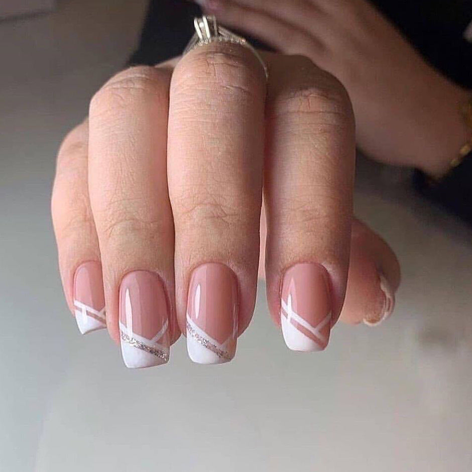 Kunstvolle Nageldesign mit elegantem French-Tip und Glitzerakzenten Brehn