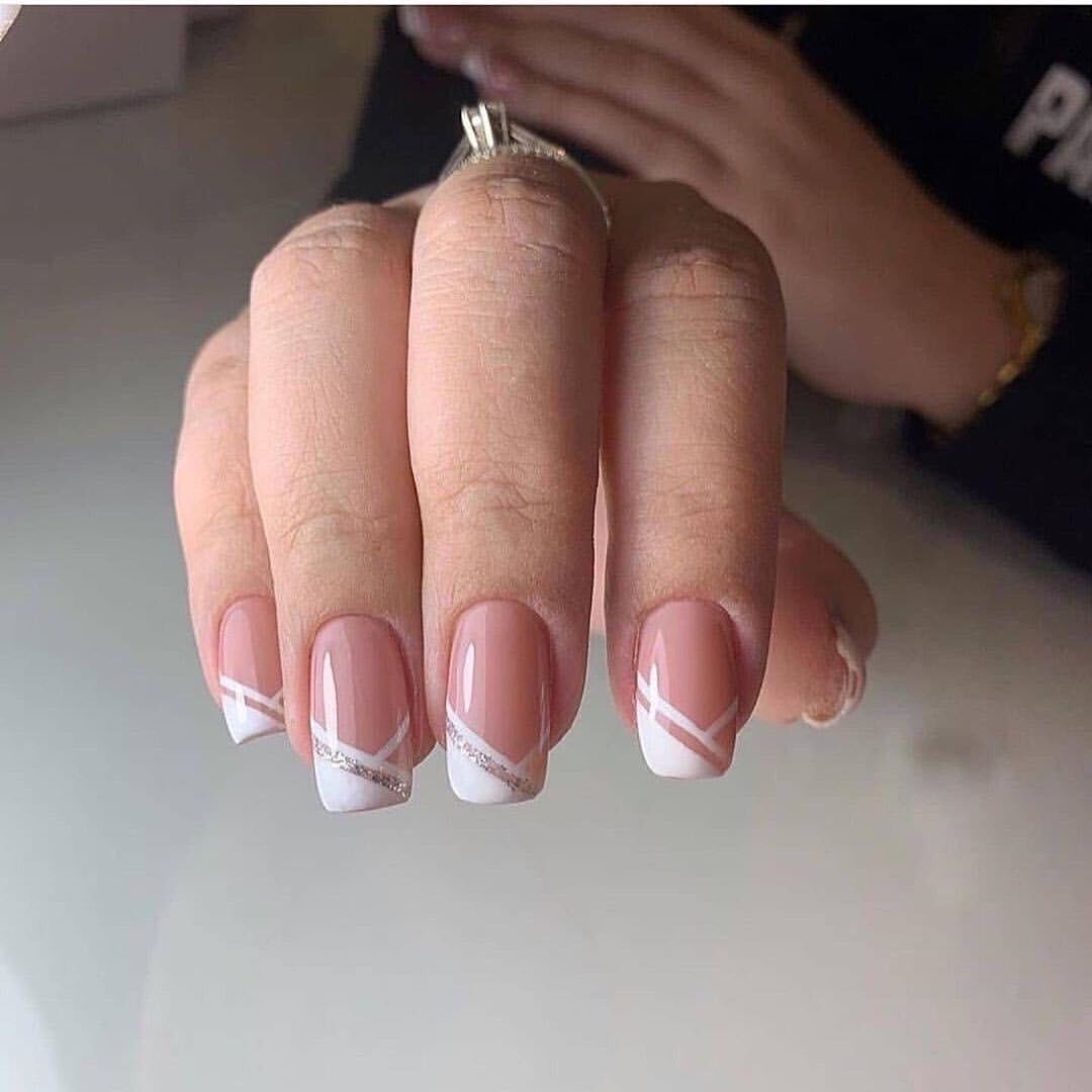 Kunstvolle Nageldesign mit elegantem French-Tip und Glitzerakzenten Brehn