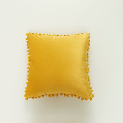 Dekoratives Samt-Kissen mit Pom-Pom-Bordüre