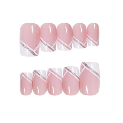 Kunstvolle Nageldesign mit elegantem French-Tip und Glitzerakzenten Brehn