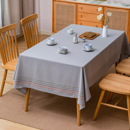 Rechteckige Tischdecke aus Baumwollmix mit feiner Linienbordüre und bügelleichtem Finish Brehn