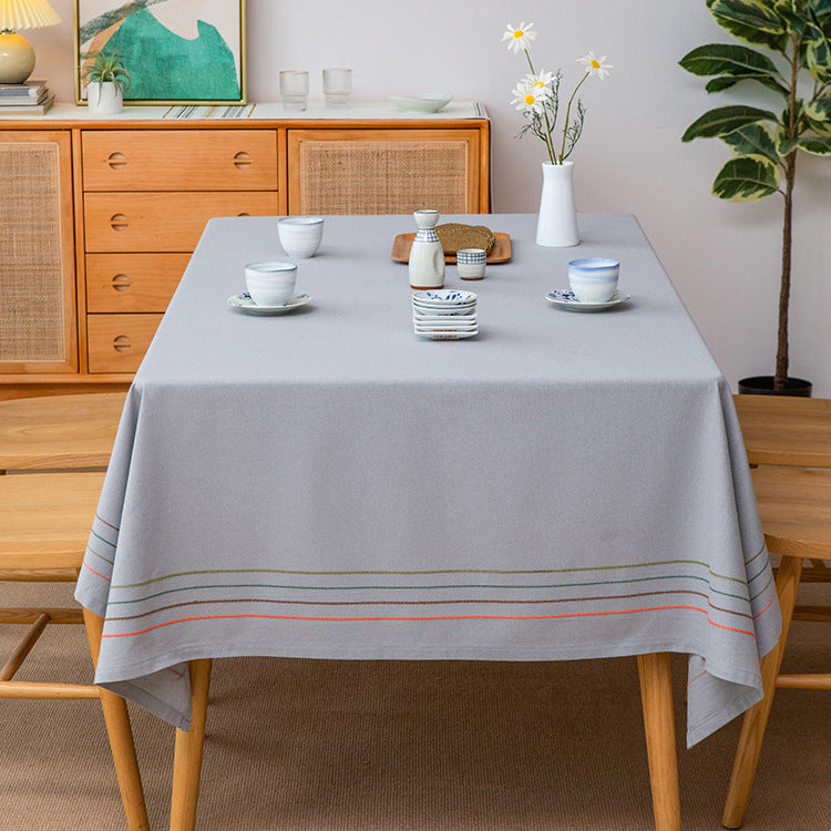 Rechteckige Tischdecke aus Baumwollmix mit feiner Linienbordüre und bügelleichtem Finish Brehn