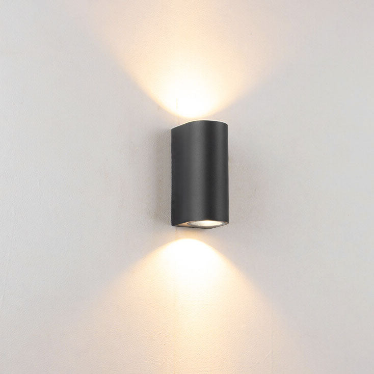 Moderne, schlichte, wasserdichte 2-flammige Wandleuchte aus Aluminium und Glas im Zylinderdesign für den Außenbereich
