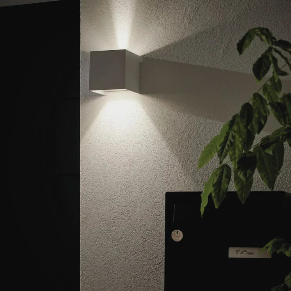 Moderne Wandleuchte aus schwarzem Aluminium