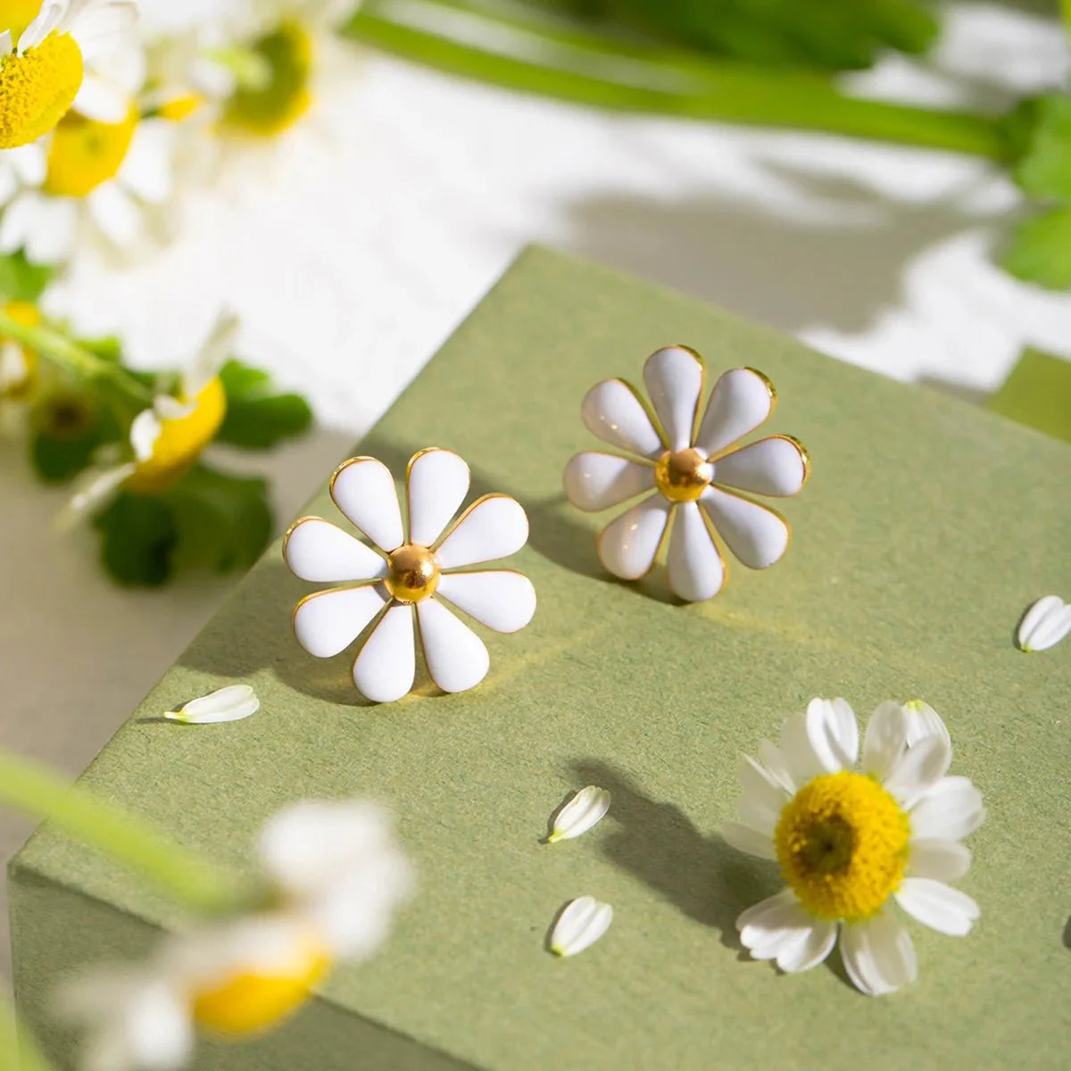 Brehn | 18k zarte Gänseblümchen Ohrringe