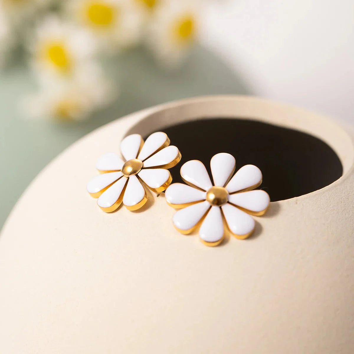 Brehn | 18k zarte Gänseblümchen Ohrringe