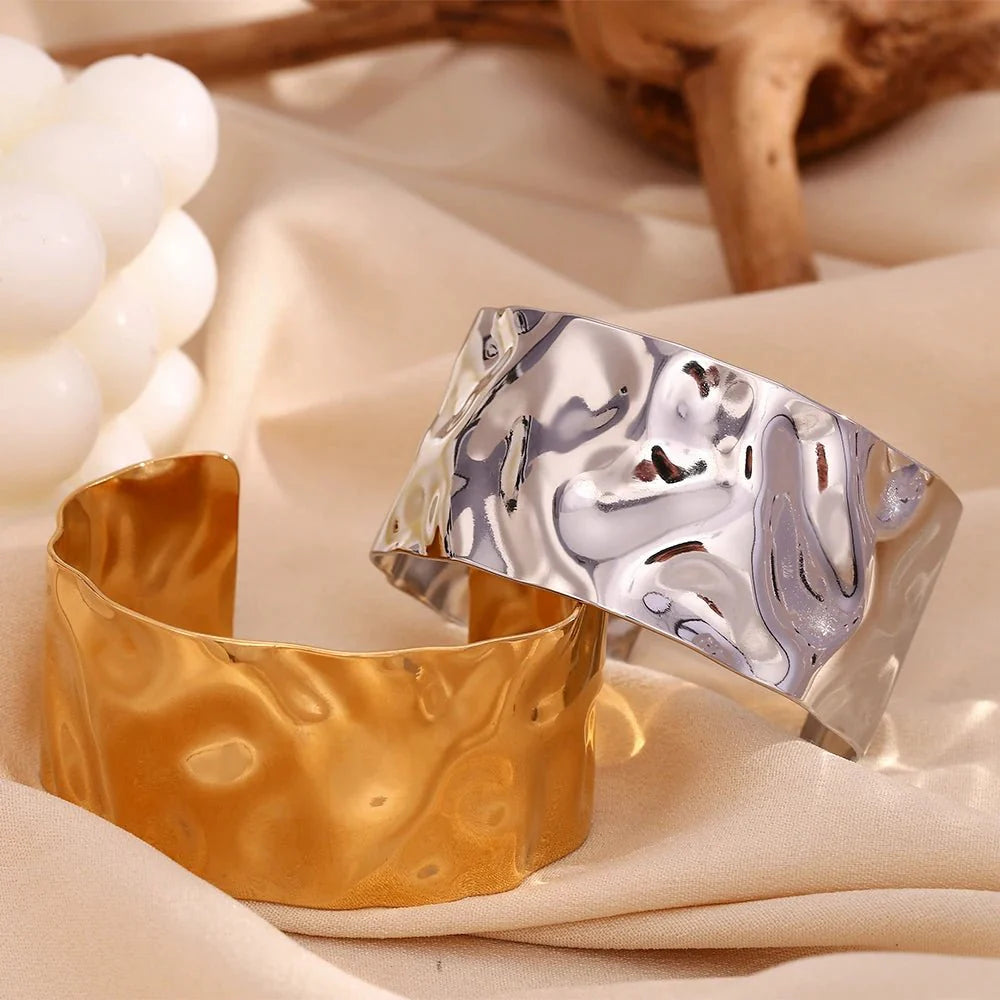 Brehn | 18k Hammerschlag Textur Armreifen