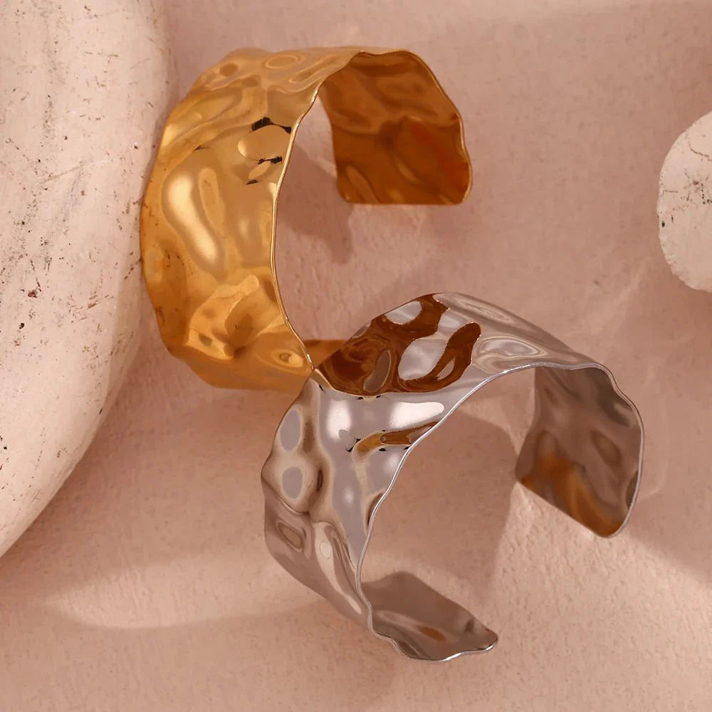 Brehn | 18k Hammerschlag Textur Armreifen