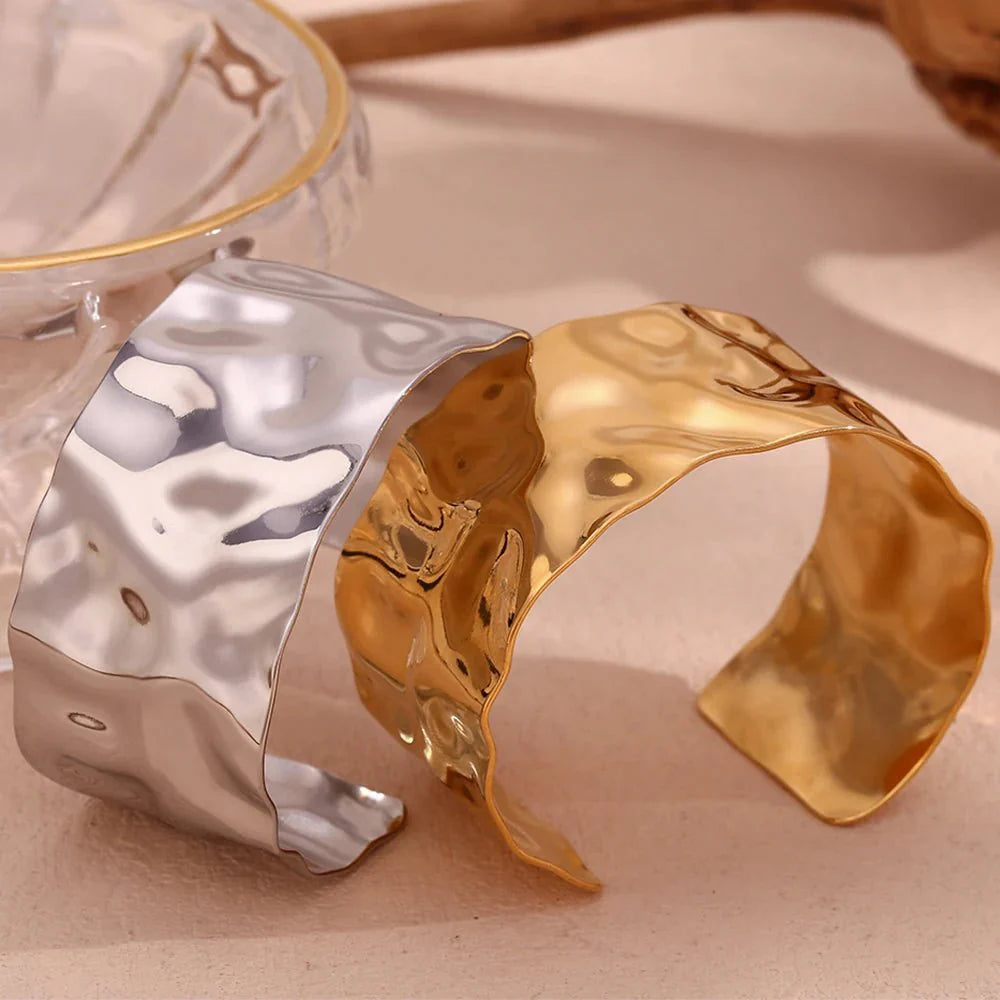 Brehn | 18k Hammerschlag Textur Armreifen