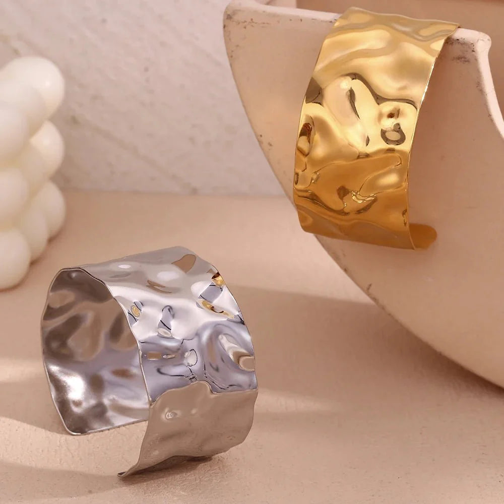 Brehn | 18k Hammerschlag Textur Armreifen