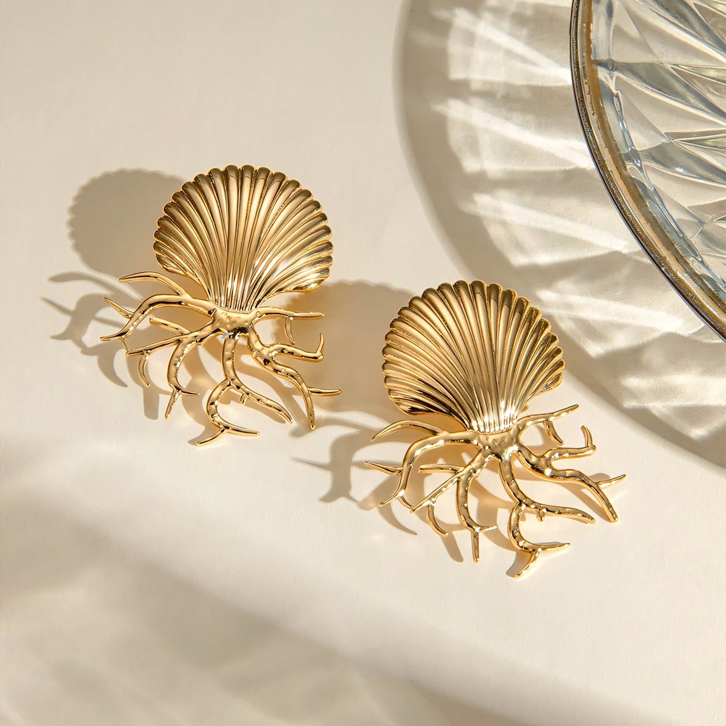 Brehn | 18k Muschelkorallenohrringe