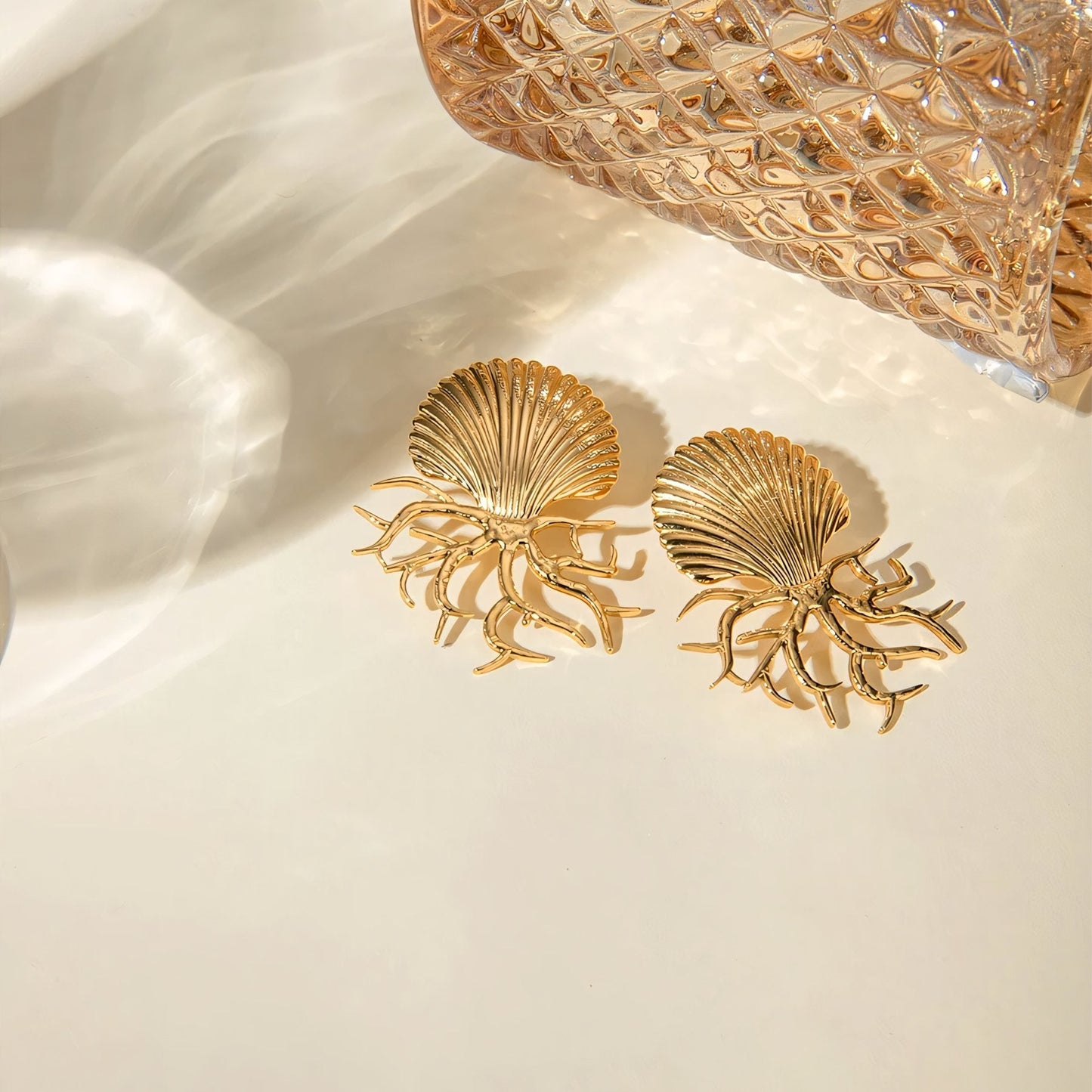 Brehn | 18k Muschelkorallenohrringe