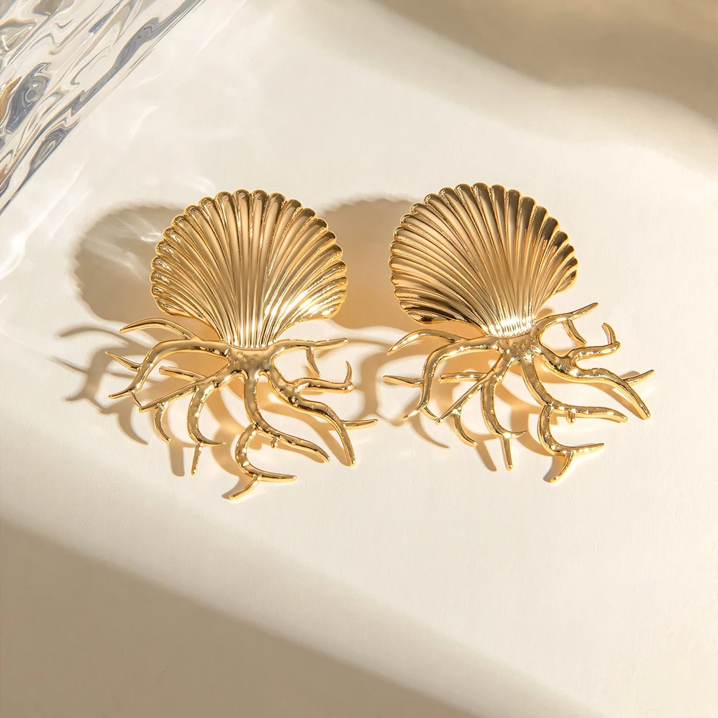 Brehn | 18k Muschelkorallenohrringe