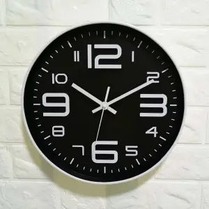 Wanduhr mit großem Ziffernblatt und modernem Design Brehn