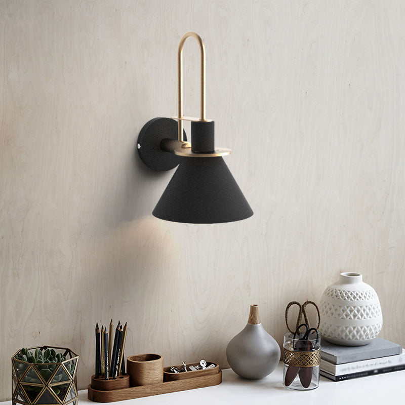 Schwarz/Weiß/Grün Kegel Wandlampe Macaron 1-Licht Metall Wandleuchte mit gebogenem Arm für Schlafzimmer, Warm/weißes Licht | Brehn