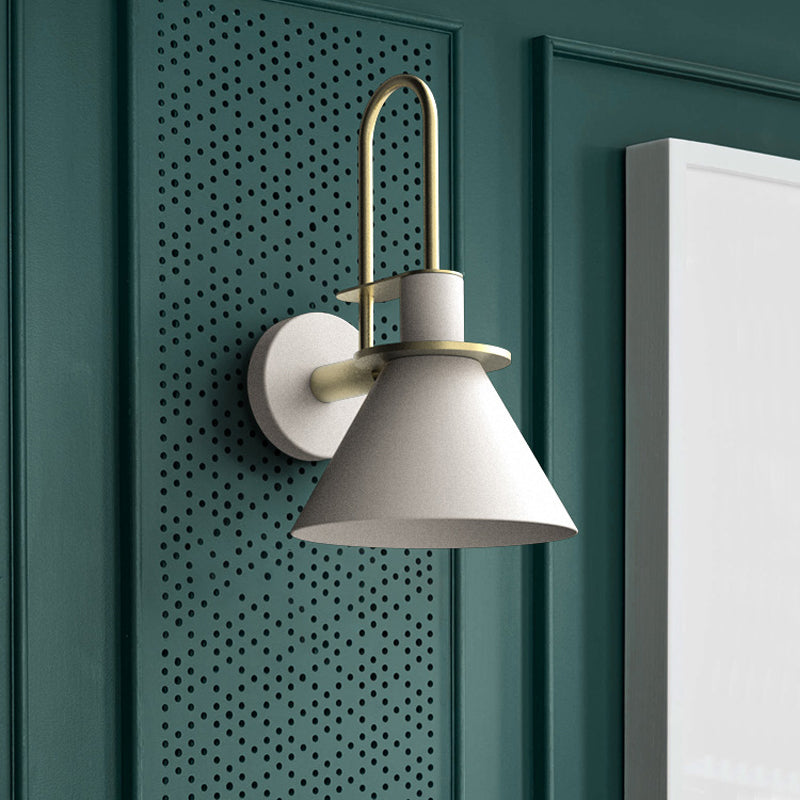 Schwarz/Weiß/Grün Kegel Wandlampe Macaron 1-Licht Metall Wandleuchte mit gebogenem Arm für Schlafzimmer, Warm/weißes Licht | Brehn
