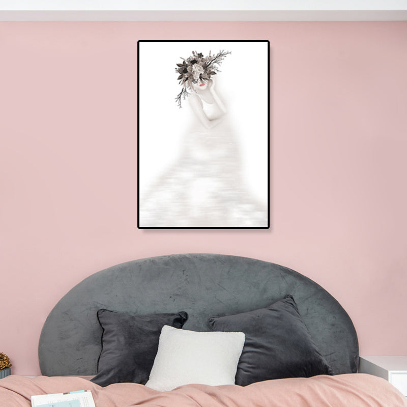Brehn | Graues Figurenporträt Wandkunst Mädchen mit Kranz Minimalistischer Texturierter Leinendruck für das Schlafzimmer