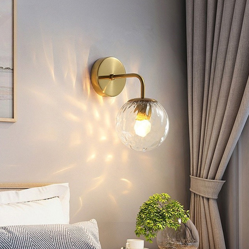 Ballförmige Wandlampe Minimalistisches klares gewelltes Glas 1-Licht Schlafzimmer Wandmontierte Beleuchtung mit gebogenem Arm in Schwarz/Gold | Brehn