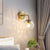 Ballförmige Wandlampe Minimalistisches klares gewelltes Glas 1-Licht Schlafzimmer Wandmontierte Beleuchtung mit gebogenem Arm in Schwarz/Gold | Brehn